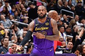 开云app-詹姆斯与70激战老鹰分钟，出色防守胜负难料！，西亚卡姆焦点对战比赛高潮迭起的简单介绍-开云app