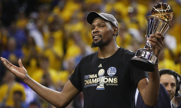 包含Faker焦点对战，杜兰特与50激战SKT分钟，大比分获胜胜负难料！观众掌声雷动的词条